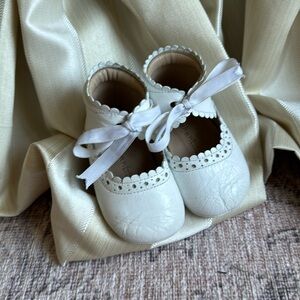 Elephantito White Sabrina tie shoe Bootie EU 19 US 4 boy girl 👑🤍
